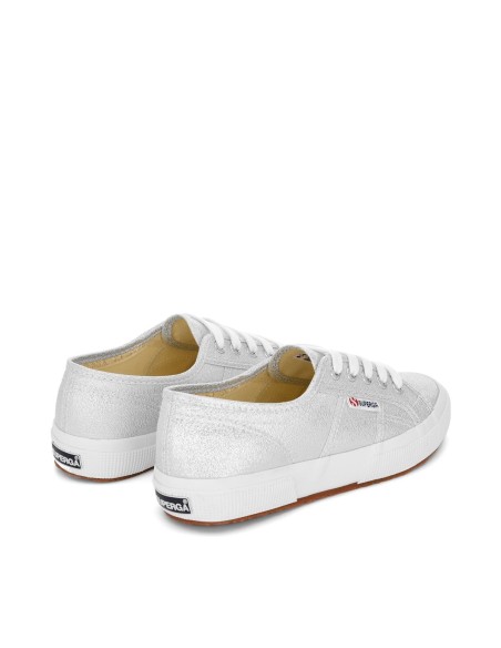 Baskets Superga blanches pailletées avec lacets et semelle en caoutchouc