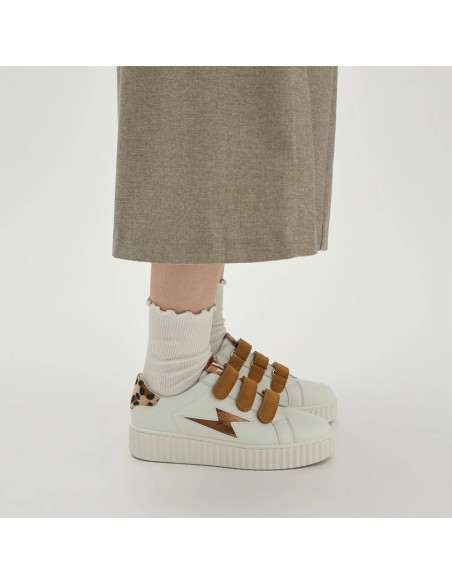 Baskets Vanessa Wu Blanc & Camel – Style léopard et éclair cuivré